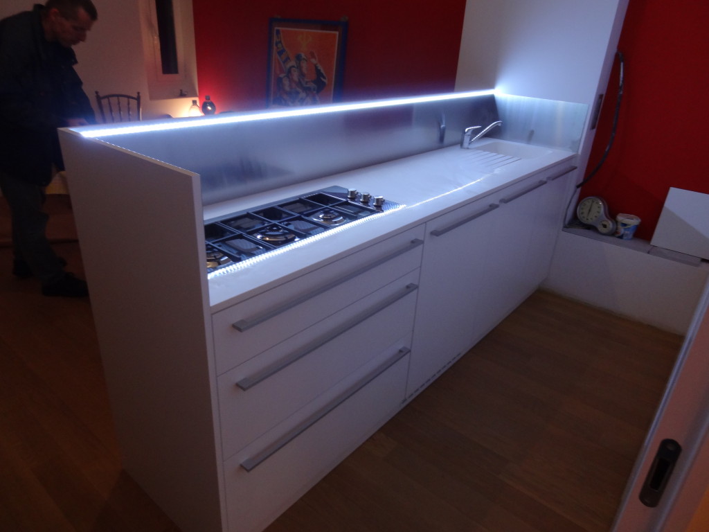 inox stena,led svetloba
