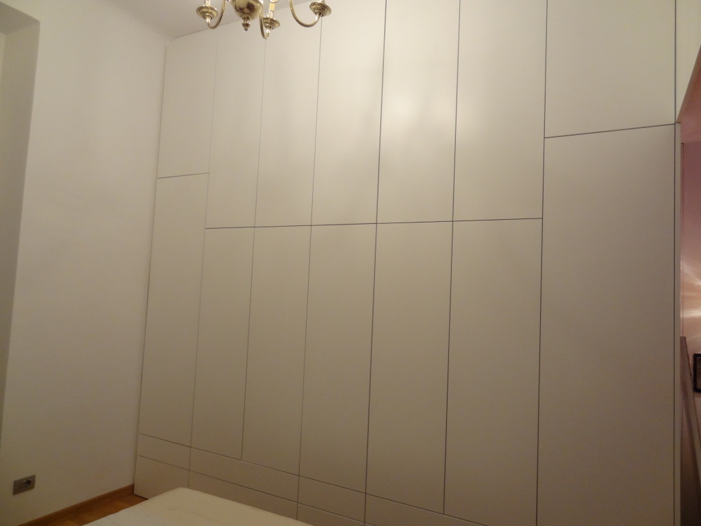 SPALNICA (MILANO)BELO BARVANO,VSE BREZ ROČAJEV .VIŠINA OMARE 385CM